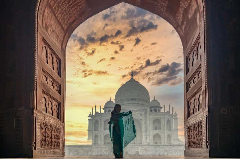 Itinerario India, una donna a Taj Mahal