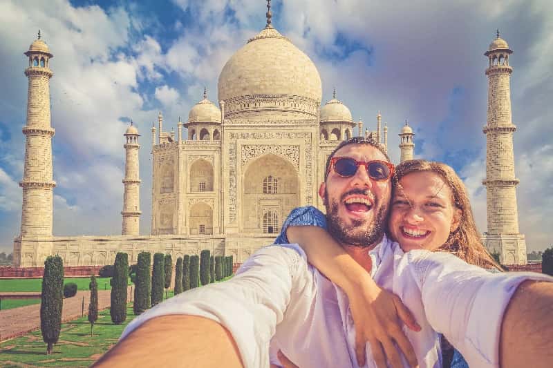 Itinerario India, una coppia davanti a Taj Mahal