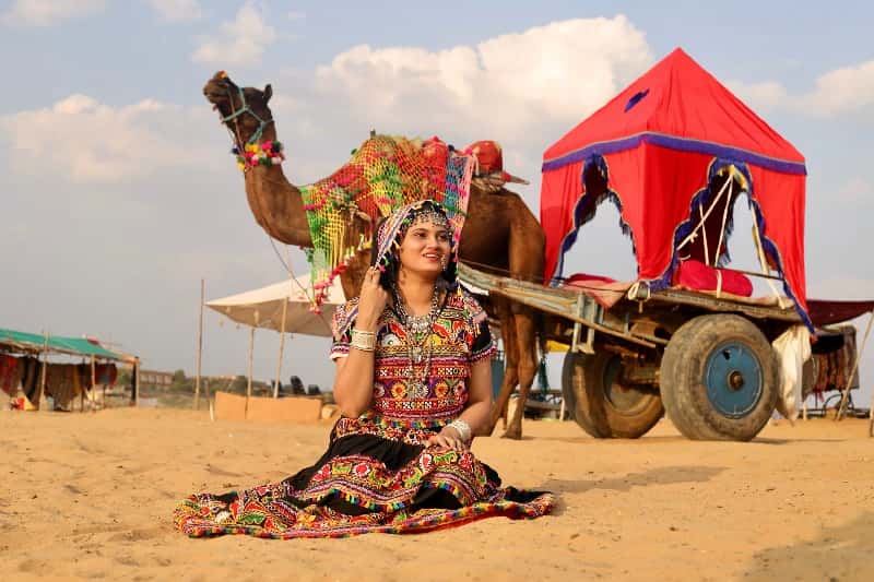 Itinerario India, una donna indiana al deserto in India