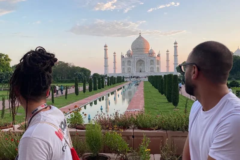 una coppia davanti il taj mahal , come organizzare un viaggio in india una coppia davanti il taj mahal , come organizzare un viaggio in india