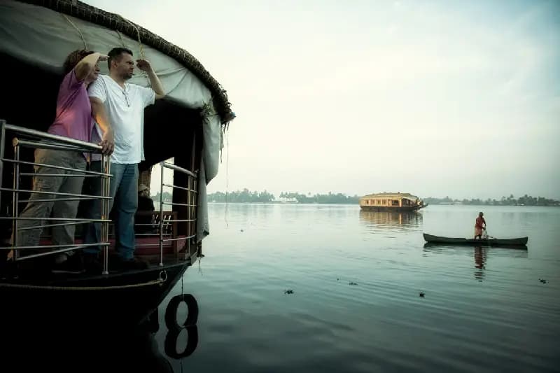 una coppia a backwater a kerala , india a dicembre una coppia a backwater a kerala , india a dicembre