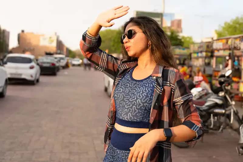 una donna nelle strade di in india , viaggiare sicuri in india una donna nelle strade di in india , viaggiare sicuri in india